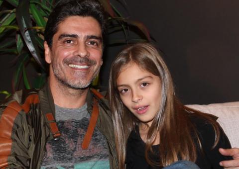 Com a filha, namorado da Xuxa, Junno Andrade vai a evento com famosos